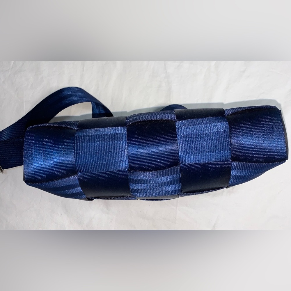 Harvey’s Blue seatbelt crossbody purse - Picture 4 of 7